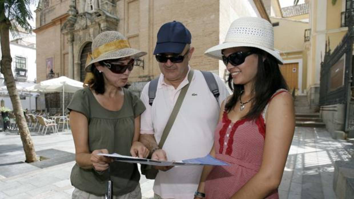 Un grupo de turistas junto a la Mezquita-Catedral de Córdoba