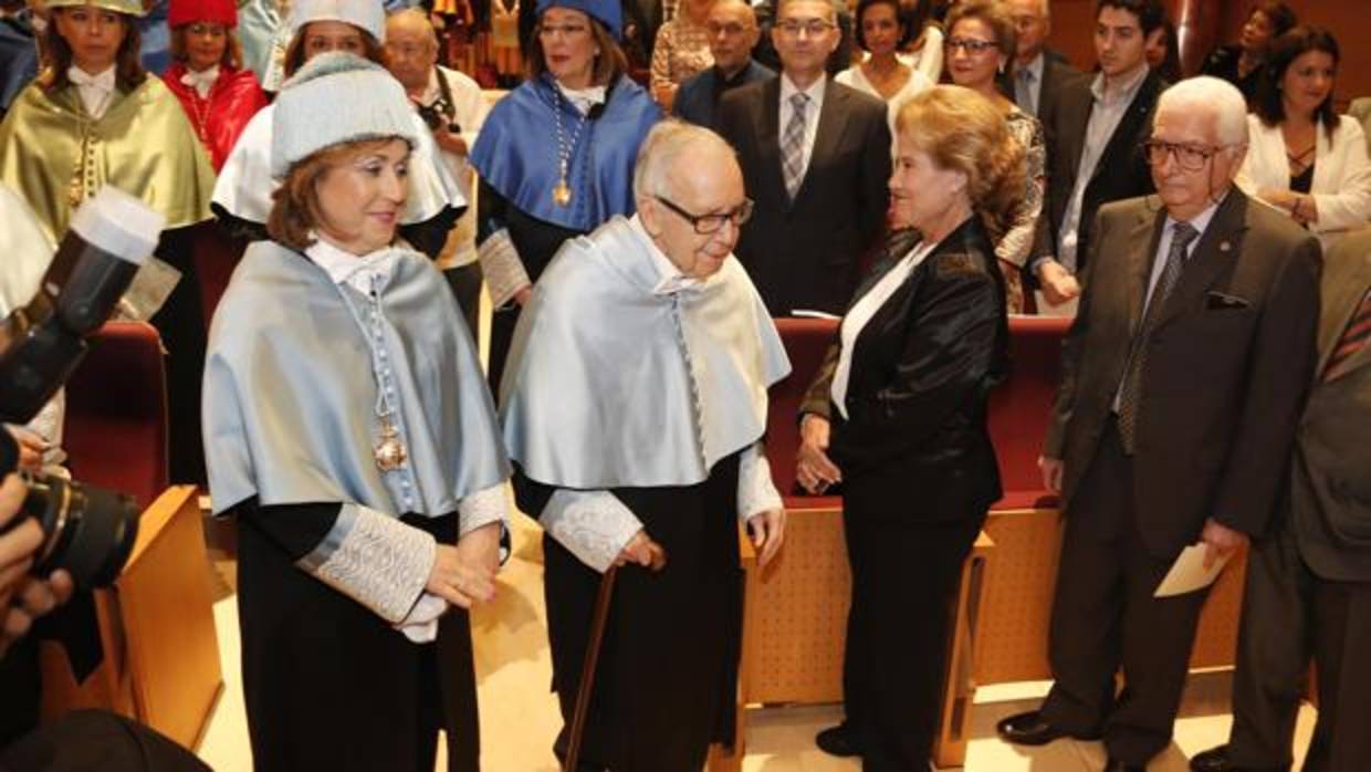 García Baena, en la ceremonia en la que fue investido Doctor Honoris Causa por la Universidad de Córdoba