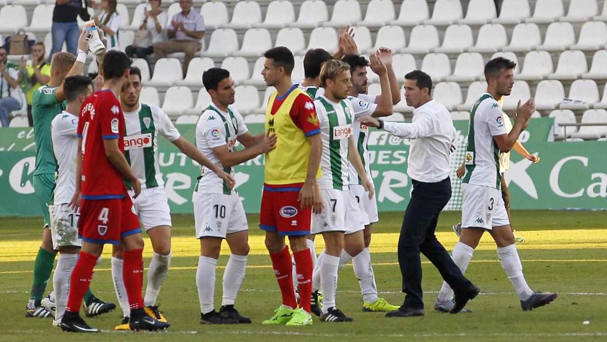 Juan Merino felicita a sus jugadores al término del choque contra el Numancia