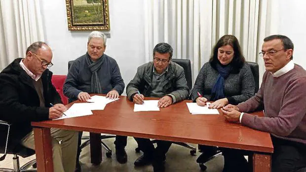 Firma que evitó la moción de censura en Aljaraque entre concejales del PSOE y Sí Se Puede
