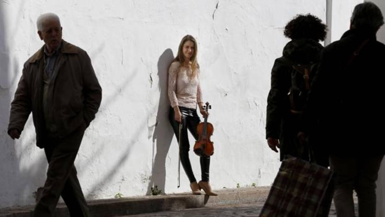 La violinista Klara Gomboc en una calle de Córdoba
