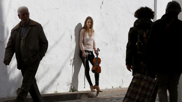 La violinista de la Puerta del Puente pide 50.000 euros de indemnización al Ayuntamiento de Córdoba