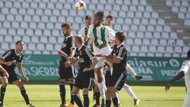 El Córdoba B saca un punto en el último suspiro ante la Balompédica Linense (1-1)