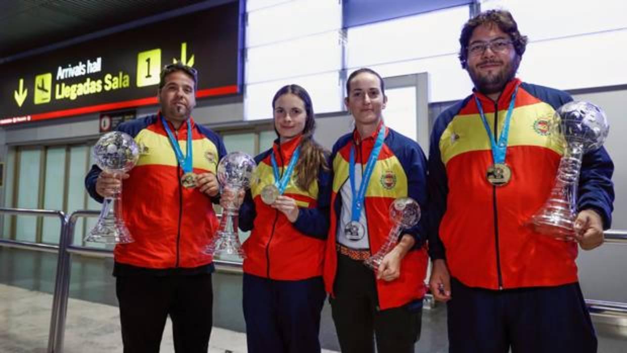 La tiradora cordobesa, Fátima Gálvez, segunda por la derecha, el martes a la llegada a Madrid