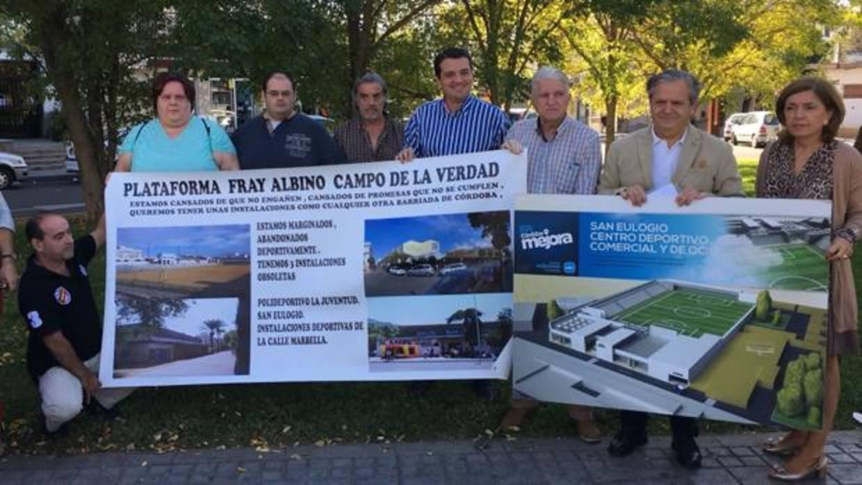 Ediles del PP junto a los vecinos del Distrito Sur