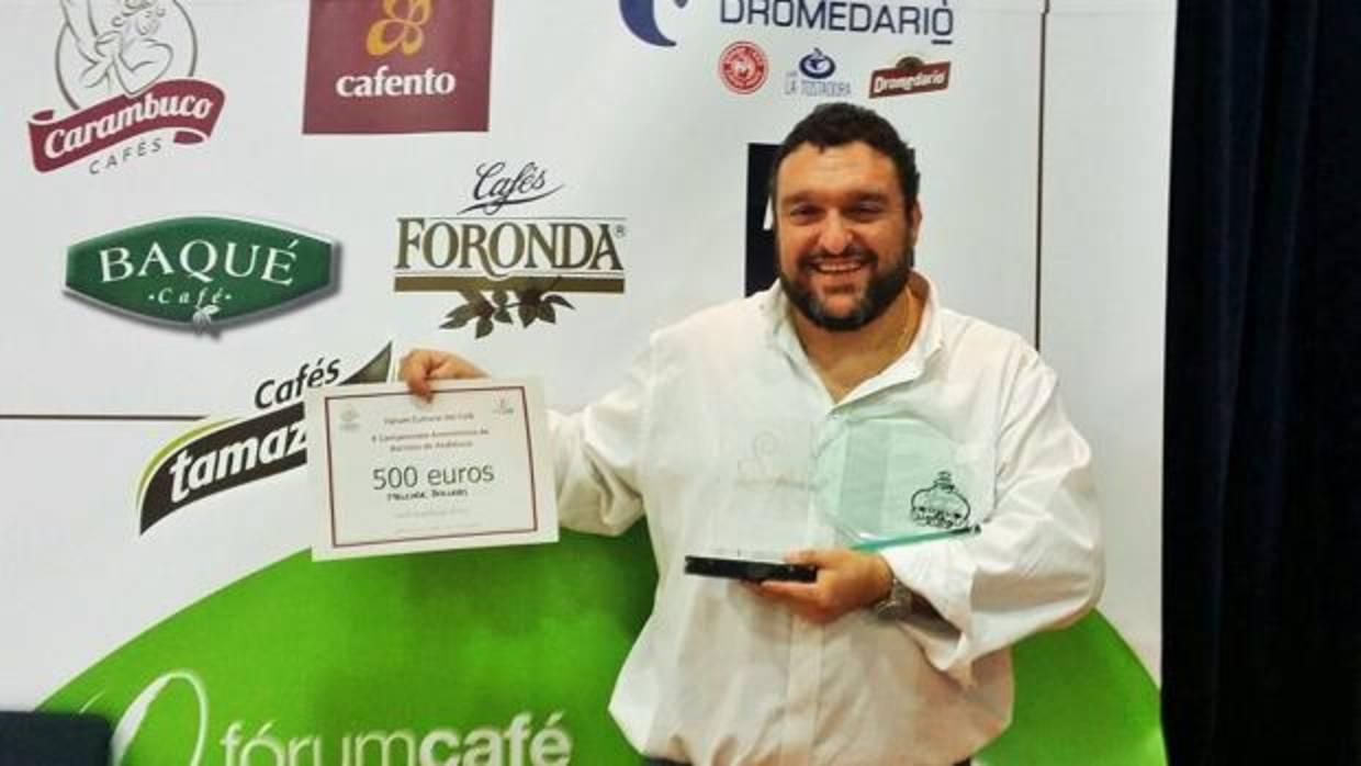 Melchor Bollero con su premio por ser el mejor barista andaluz