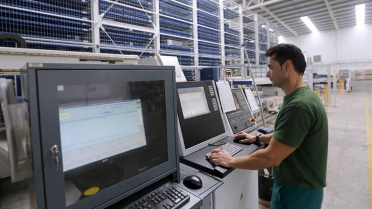 Un trabajador en la fábrica de Silos Córdoba en el parque tecnológico Rabanales 21