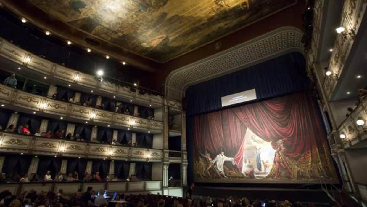El impresionante telón de boca del Cervanes luce ya restaurado en el teatro