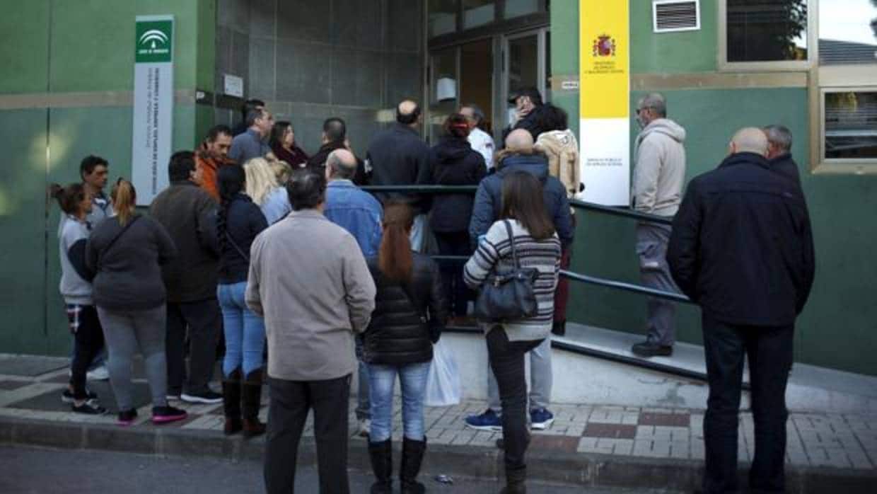 Personas esperando en una oficina de empleo en Andalucía