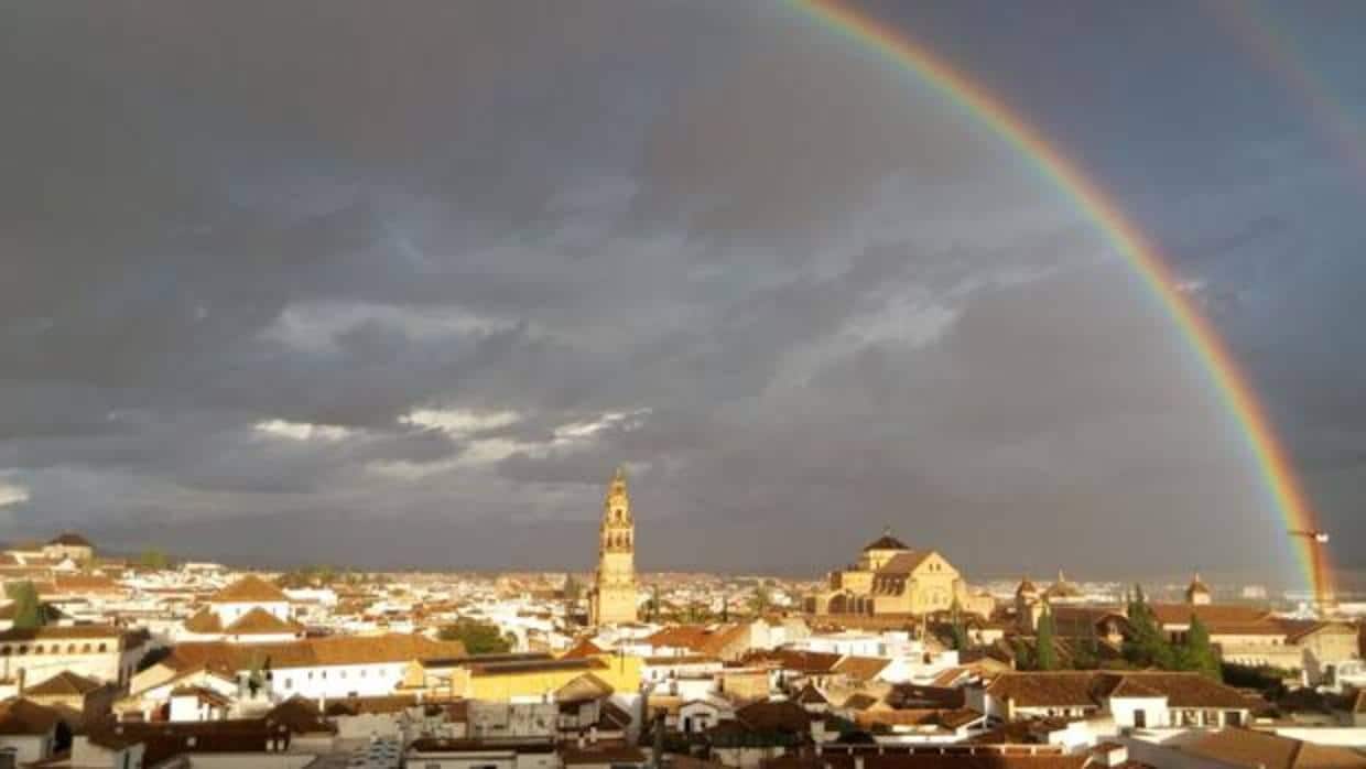 El arcoiris cruza el cielo sobre la ciudad , con la torre de la Mezquita-Catedral en el centro