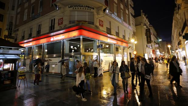 El Banco Santander deja su esquina privilegiada de la plaza de las Tendillas de Córdoba