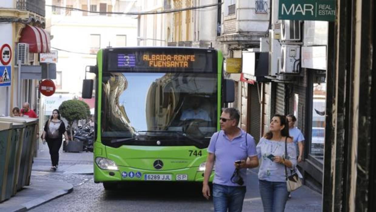 Un autobús de la línea 3 circula por el centro de la ciudad