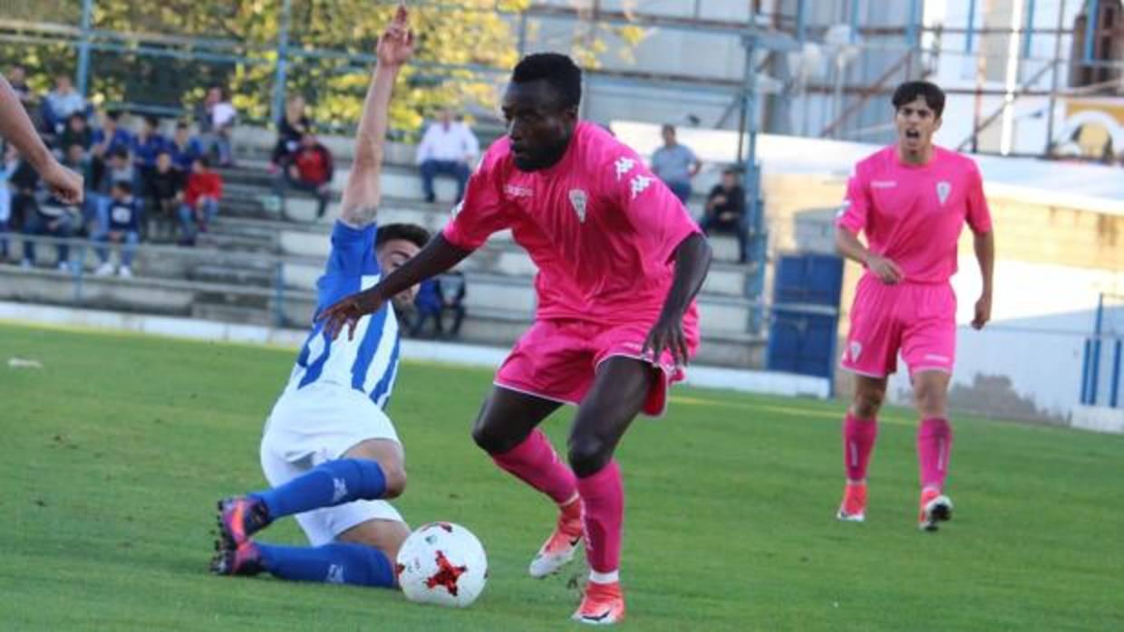 Ebu intenta marcharse de un jugador del Écija