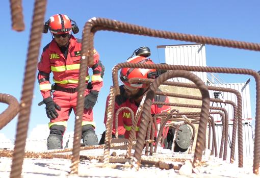 Miembros de la UME practicando el rescate de víctimas