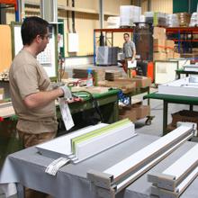 Trabajadores en una fábrica de muebles