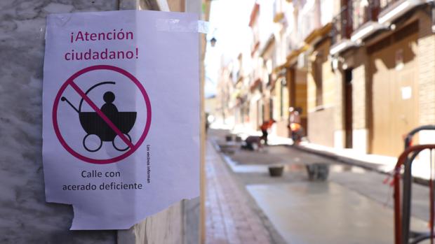 Una campaña ciudadana exige el arreglo de la calle Palacios de Lucena