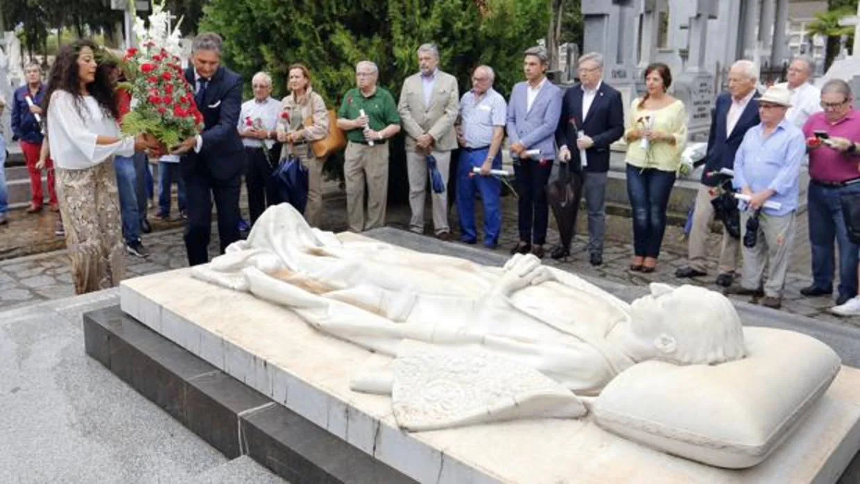 Rafael González «Chiquilín» coloca flores en la tumba de Manolete durante un homenaje al mítico torero