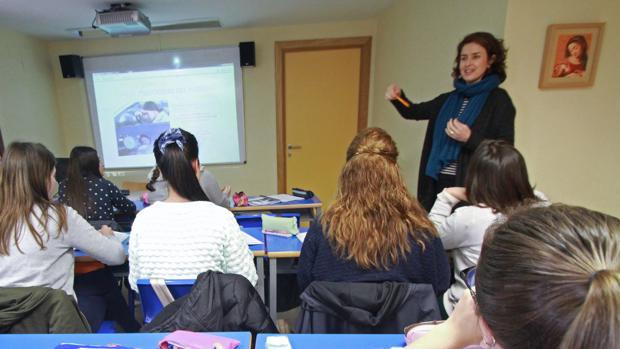 Una docente impartiendo clase