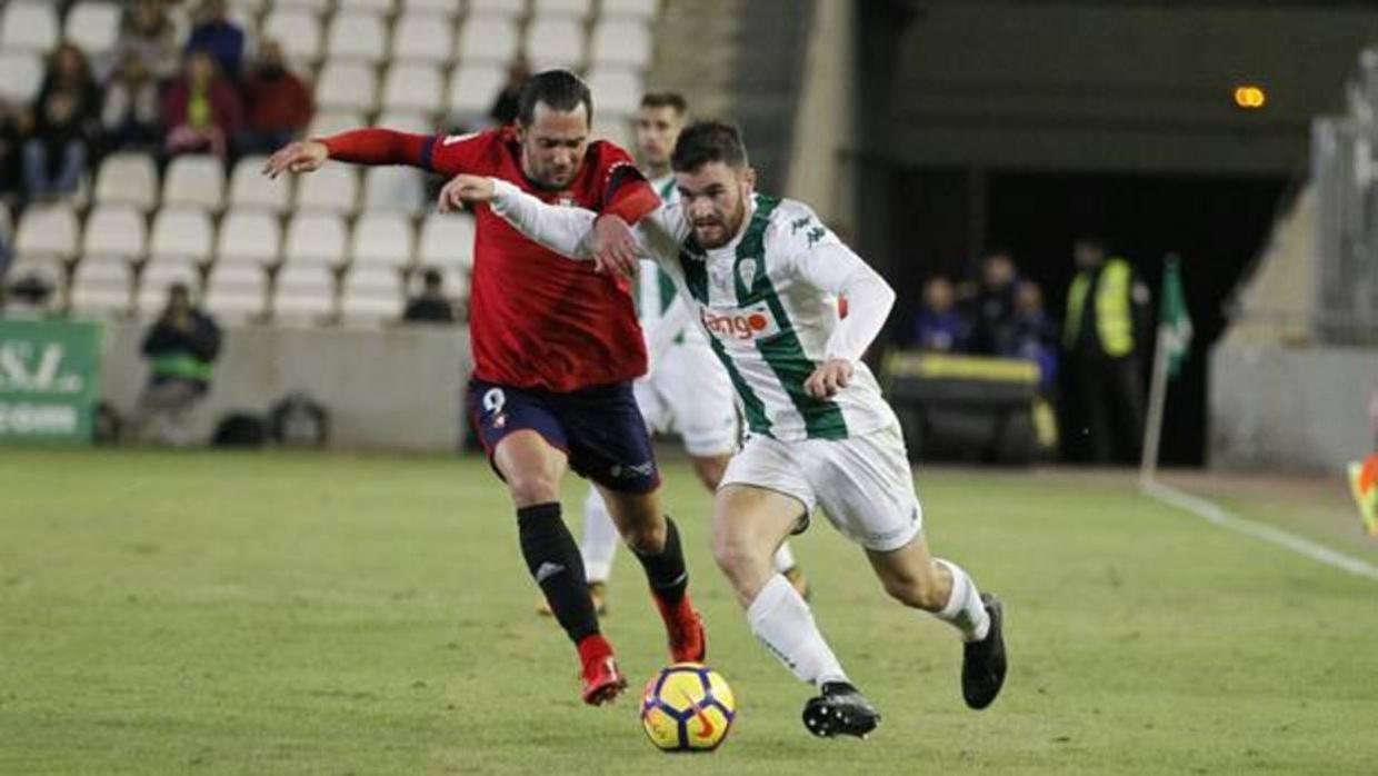 Javi Galán pugna con Quique en del Córdoba CF-Osasuna de este viernes en El Arcángel