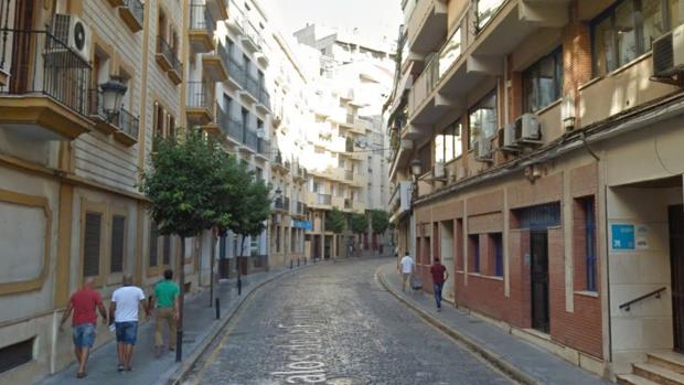 Muere una mujer al caerse al vacío desde un piso en Huelva