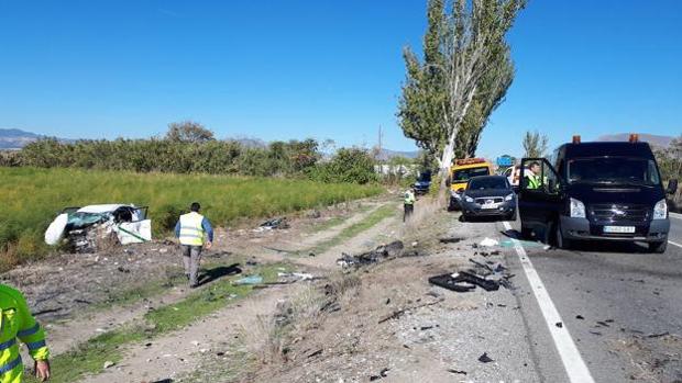 Dos muertos y un herido grave en una colisión frontal entre un turismo y un taxi en Santa Fe (Granada)