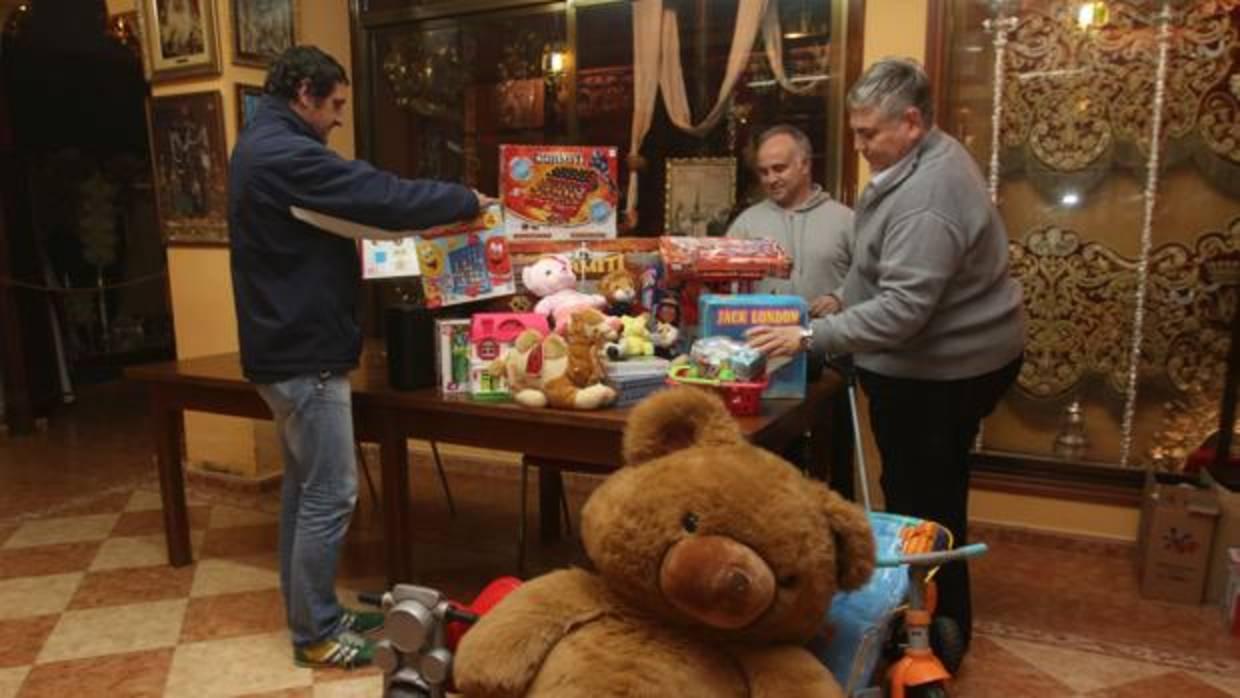 Recogida de juguetes en una hermandad