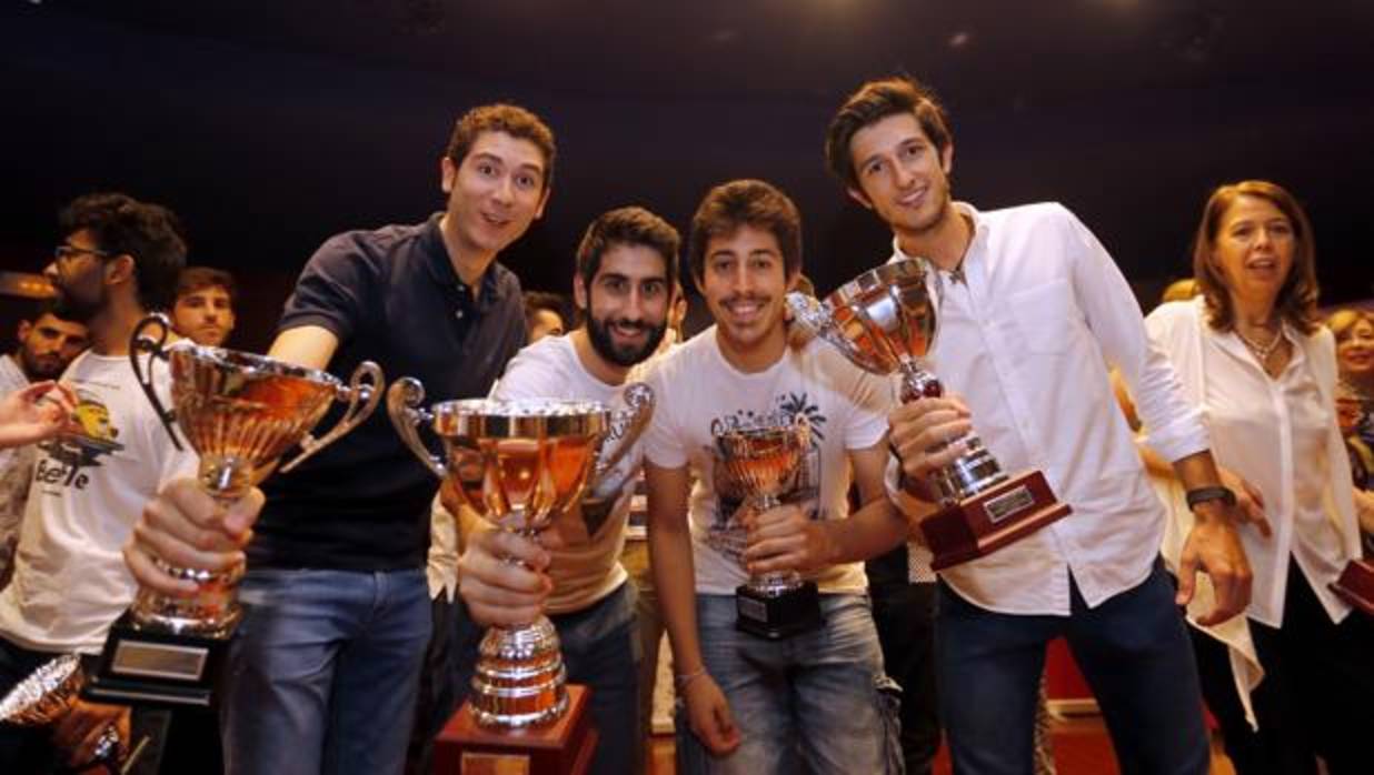 Varios universitarios con los trofeos de la pasada edición