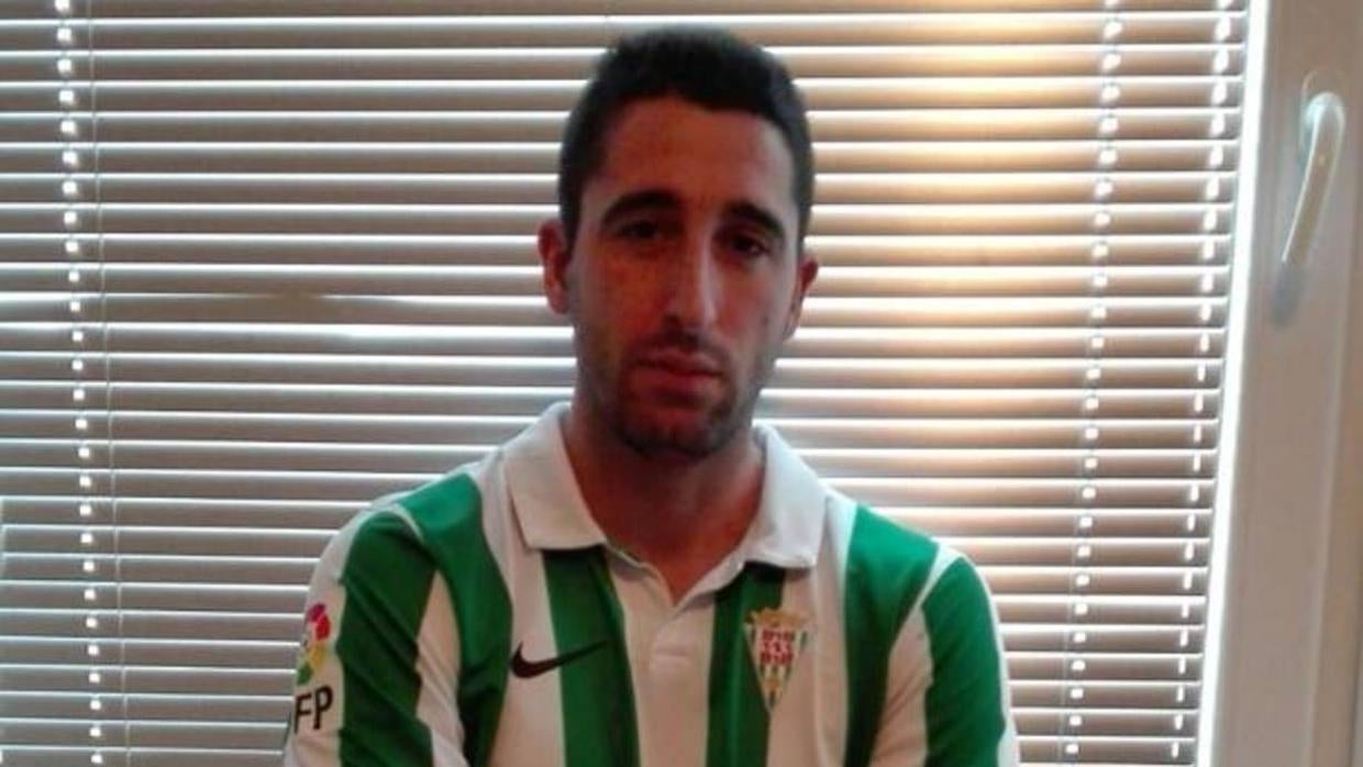 Polini posa con su camiseta del Córdoba