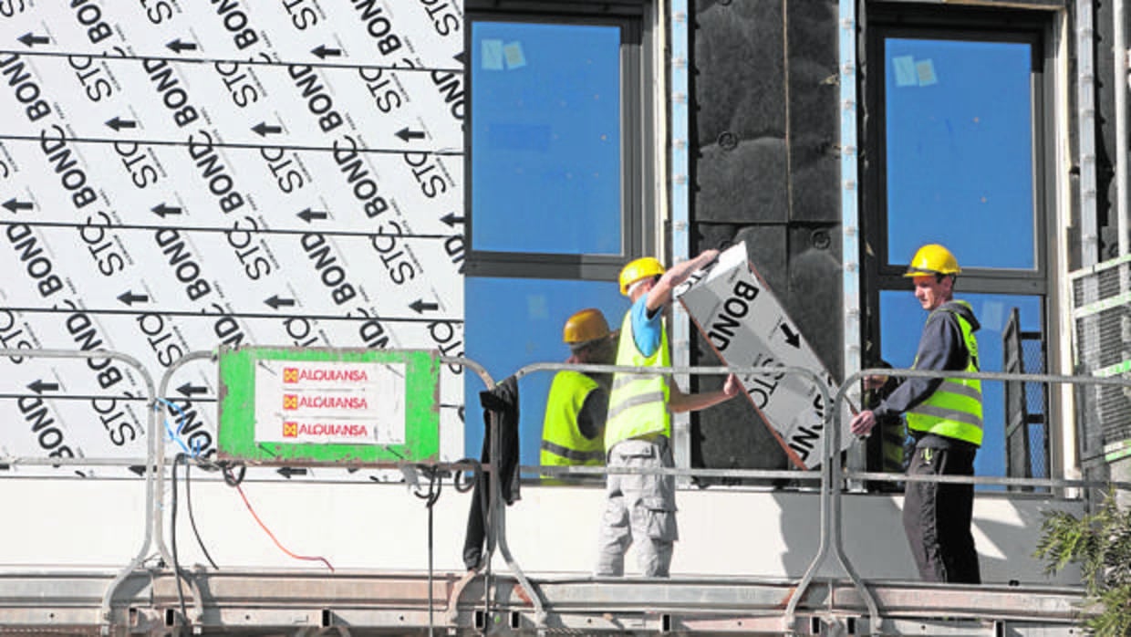 Dos trabajadores en una obra de una promoción de pisos de la capital