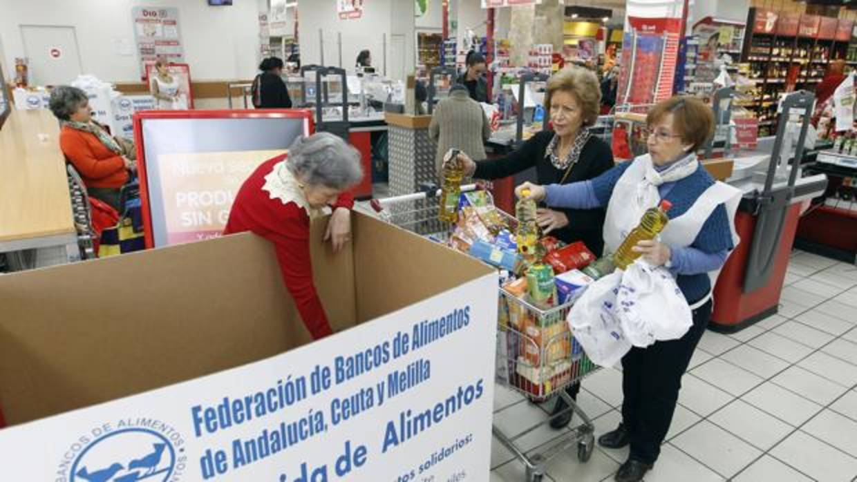 Tres mujeres colaborando con el Banco de Alimentos