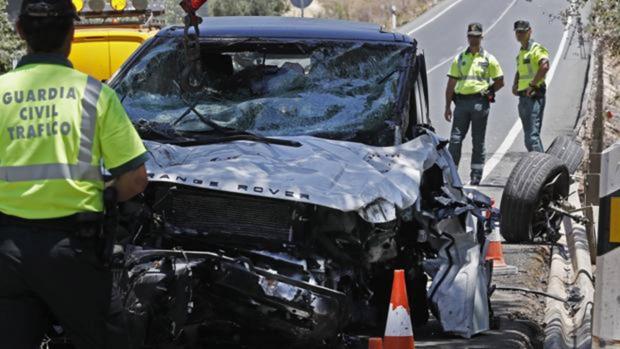 Un coche destrozado tras un accidente de tráfico en Huelva