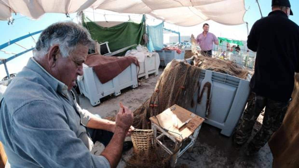 Un pescador repasa las artes de pesca en Barbate