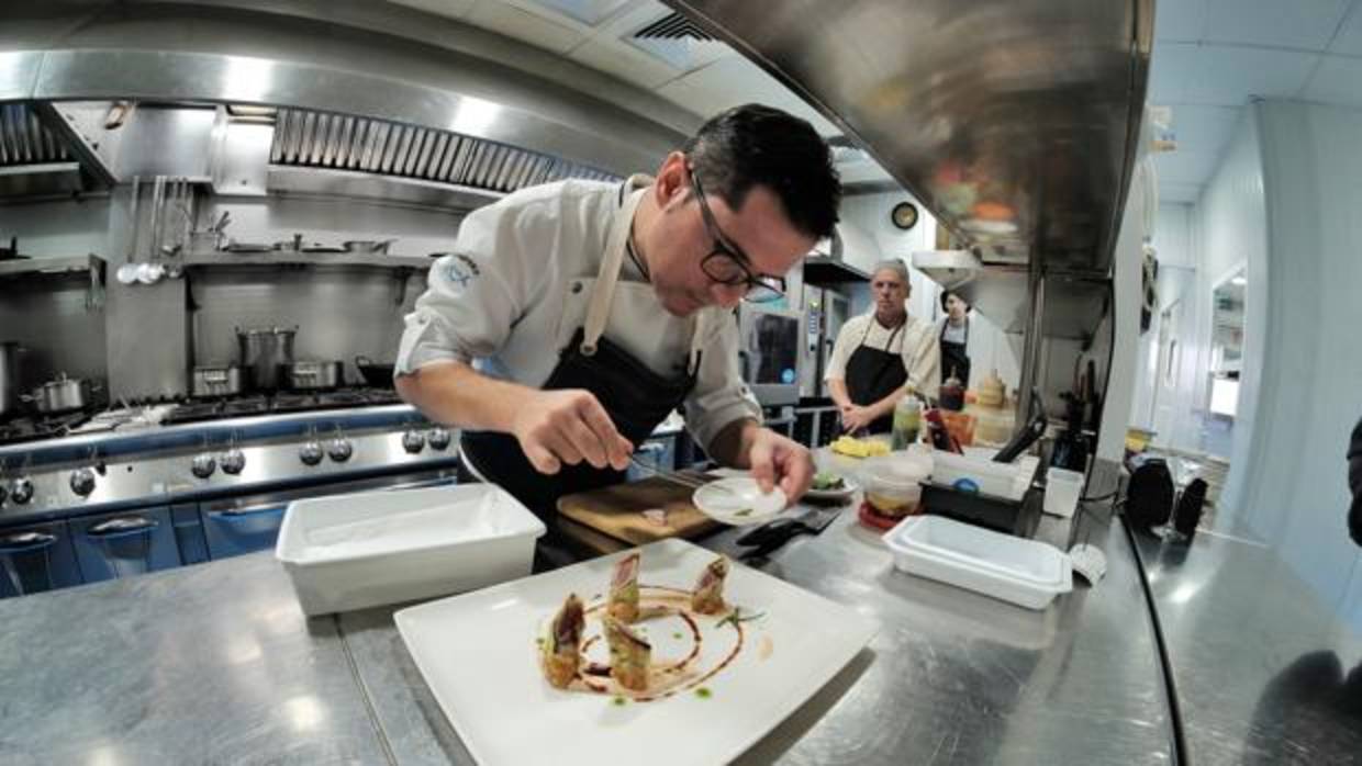 Julio Vázquez, jefe de cocina del restaurante prepara un crocante de atún