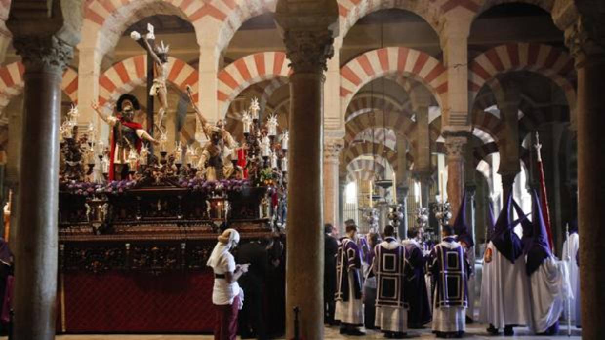 El paso del Cristo de la Agonía, a punto de ser dela Mezquita-Catedral