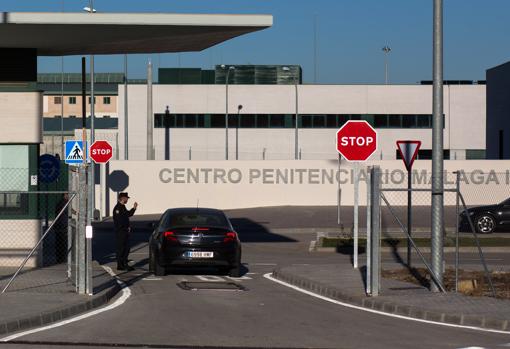 Más de 500 inmigrantes llegados a Murcia estrenan una nueva cárcel en Málaga