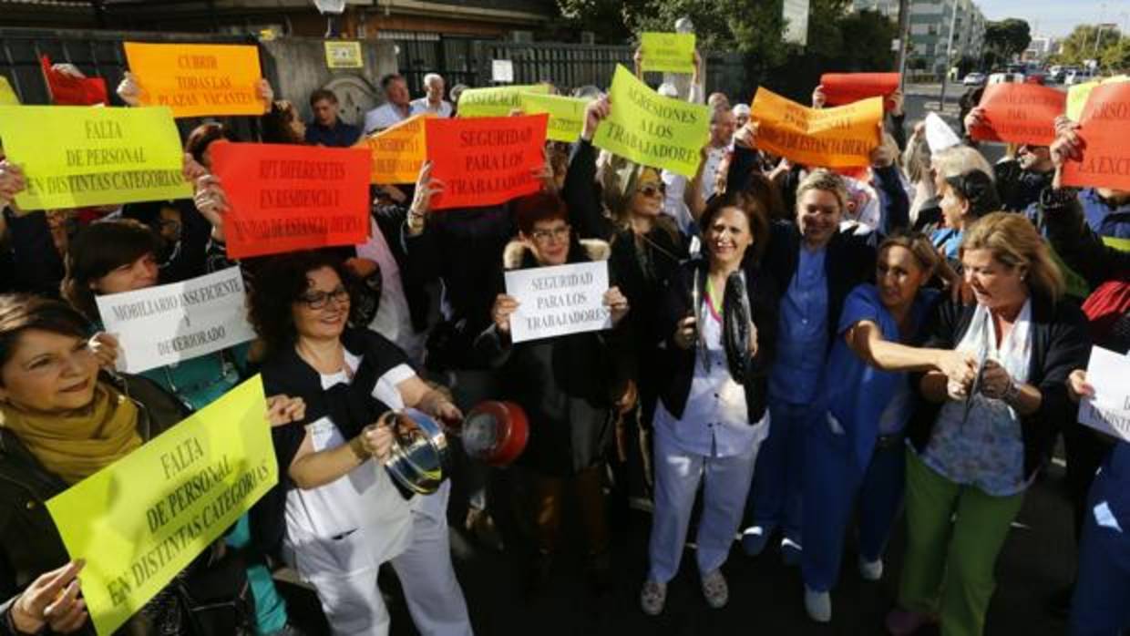 Personal del centro de atención de la Junta, en la mañana de este miércoles