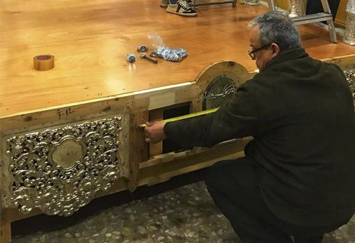 Fernando Morillo realizando comprobaciones en la nueva parihuela