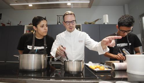 Morales en la cocina del restaurante Noor