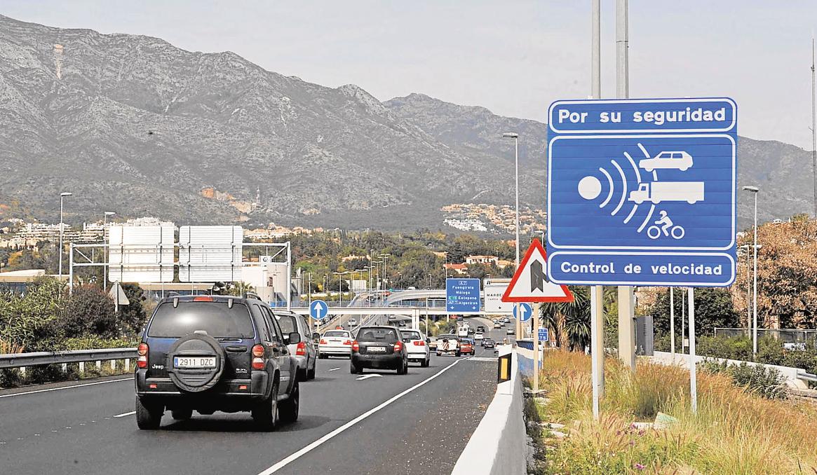 Un cartel avisa de un radar en la A-7 a su paso por Marbella