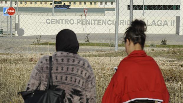 Visita sorpresa del Defensor del Pueblo a la cárcel de Málaga para comprobar el estado de los inmigrantes