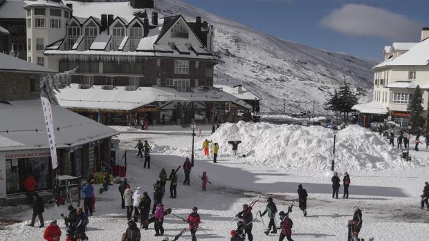 Sierra Nevada estrena su temporada con una huelga de sus trabajadores afectados por los recortes