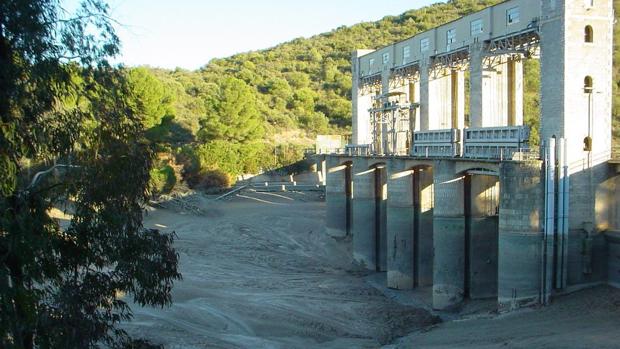 Los bomberos rescatan a una mujer tras caer al agua en el Embalse de Cordobilla en Puente Genil