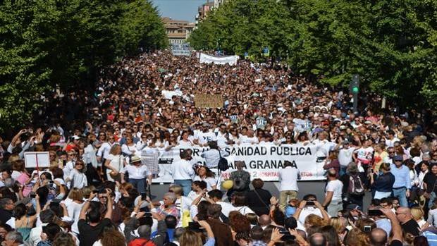 Una de las primeras manifestaciones de la marea blanca sanitaria, hace un año en Granada