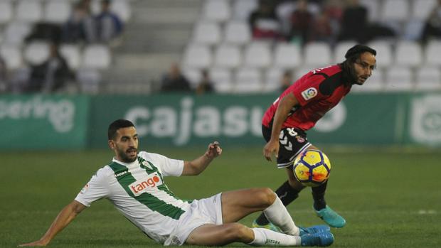 Vallejo y Mario Ortiz, en un momento del Córdoba CF-Cultural Leonesa de este domingo