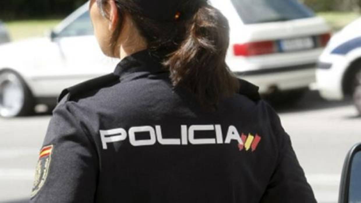 Una agente del Cuerpo Nacional de Policía