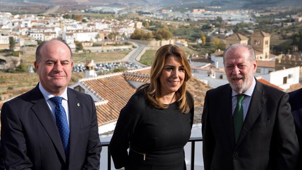 Susana Díaz junto a Manolo Barón (i) y Fernando Rodríguez Villalobos (d).