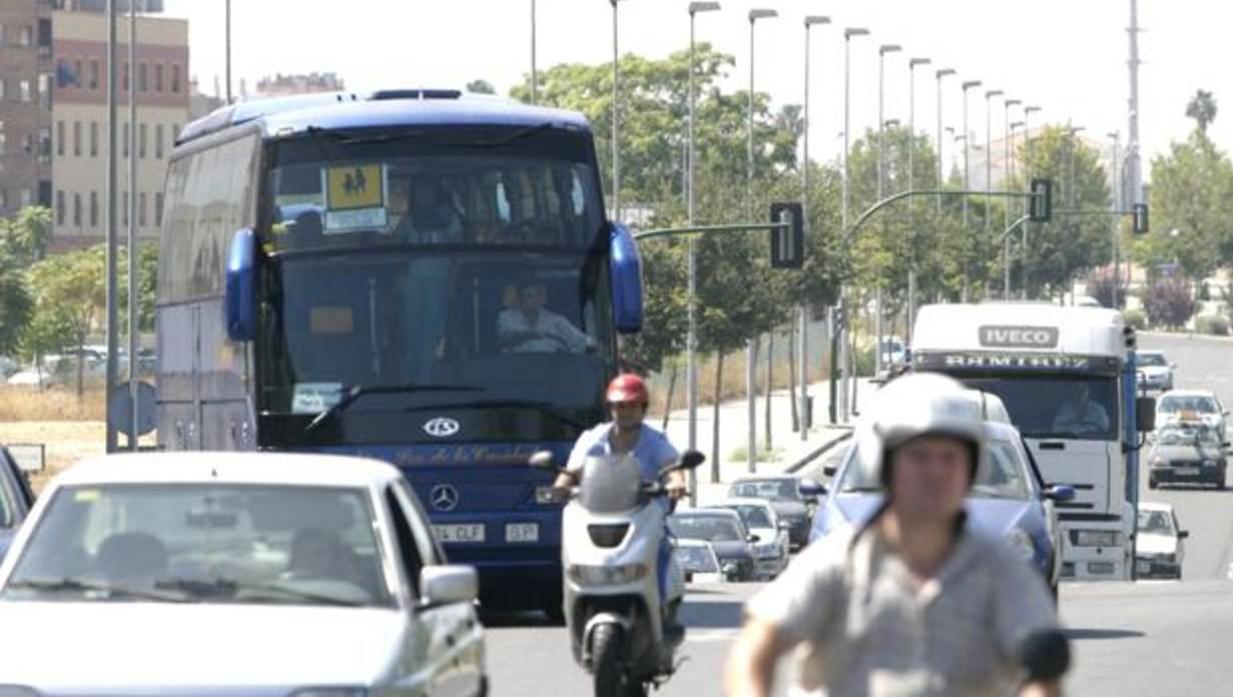 Un autobús escolar circula por Córdoba en mitad del tráfico