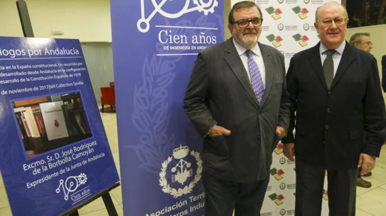 Borbolla con el presidente de la Asociación de Ingenieros Industriales Germán Ayora el lunes en el acto