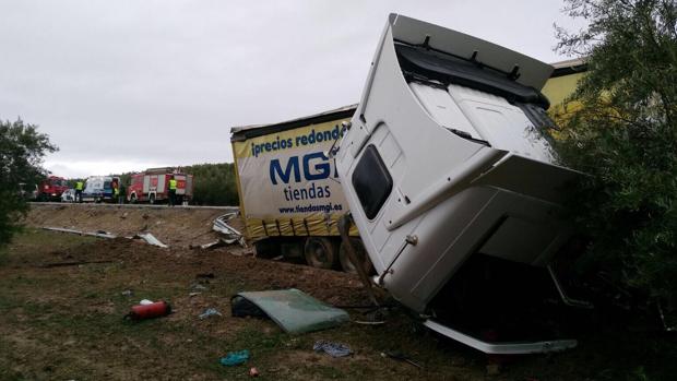 Un herido grave al chocar contra un camión en Luque