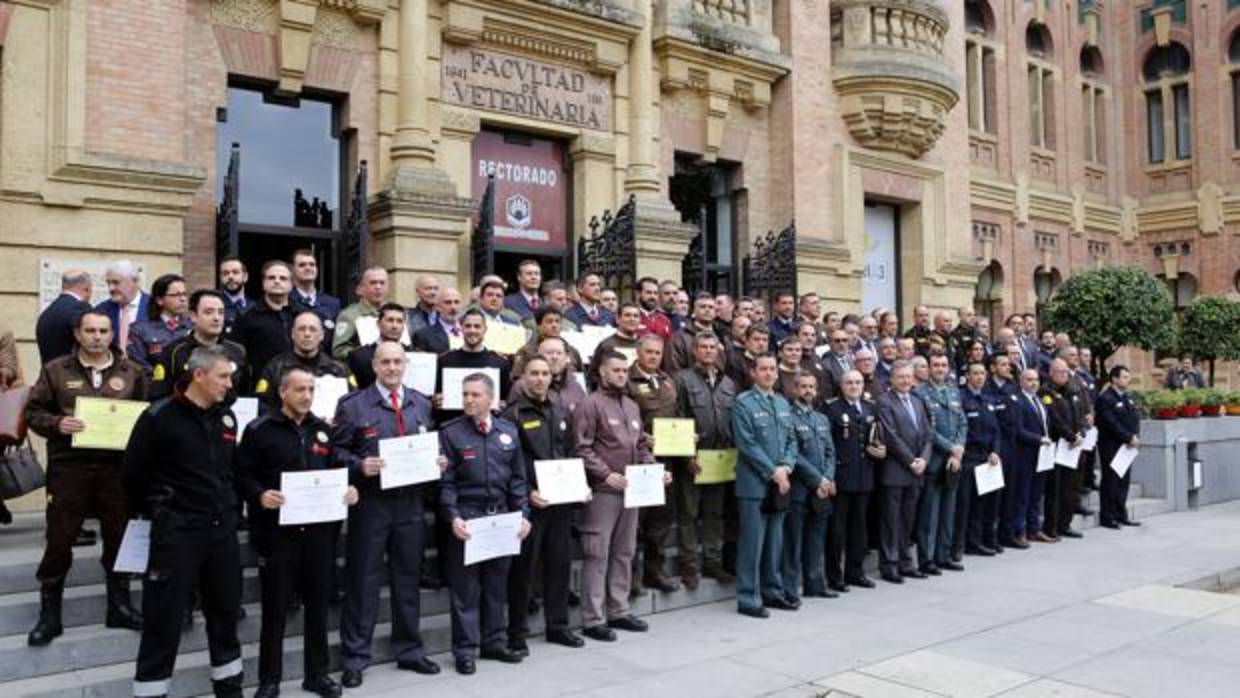 Foto de familia de los galardonados junto al subdelegado del Gobierno